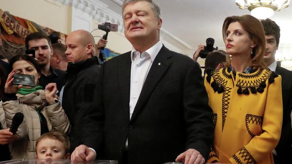 Кандидат в президенты Петр Порошенко с супругой Мариной во время голосования на одном из избирательных участков Киева в день второго тура выборов президента Украины Кандидат в президенты Петр Порошенко с супругой Мариной во время голосования на одном из избирательных участков Киева в день второго тура выборов президента Украины