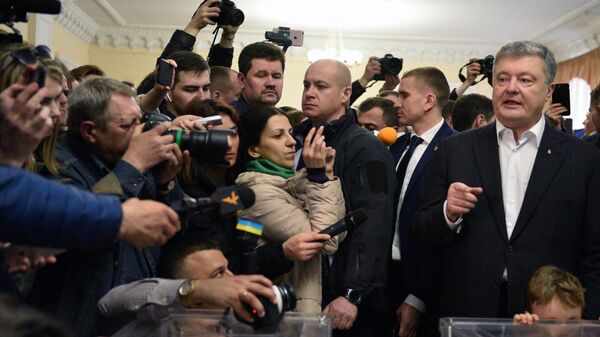 Действующий президент Украины Петр Порошенко отвечает на вопросы журналистов во время голосования на одном из избирательных участков Киева в день второго тура выборов президента Украины Действующий президент Украины Петр Порошенко отвечает на вопросы журналистов во время голосования на одном из избирательных участков Киева в день второго тура выборов президента Украины