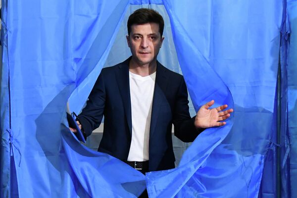 Кандидат в президенты от партии Слуга народа Владимир Зеленский во время голосования на одном из избирательных участков Киева в день второго тура выборов президента Украины Кандидат в президенты от партии Слуга народа Владимир Зеленский во время голосования на одном из избирательных участков Киева в день второго тура выборов президента Украины