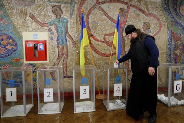 Священнослужитель во время голосования на одном из избирательных участков Киева в день второго тура выборов президента Украины Священнослужитель во время голосования на одном из избирательных участков Киева в день второго тура выборов президента Украины