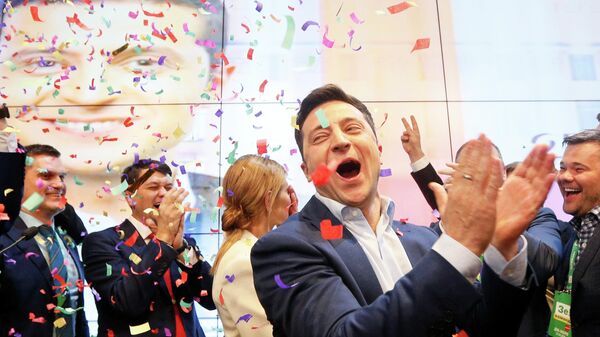 Кандидат в президенты от партии Слуга народа Владимир Зеленский во время объявления первых результатов Национального exit poll-2019 Кандидат в президенты от партии Слуга народа Владимир Зеленский во время объявления первых результатов Национального exit poll-2019