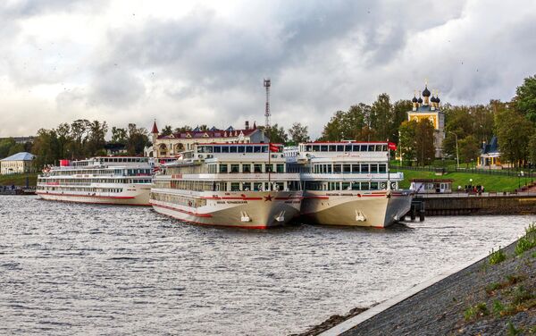 Туристические теплоходы у центрального городского причала в городе Угличе Ярославской области Туристические теплоходы у центрального городского причала в городе Угличе Ярославской области