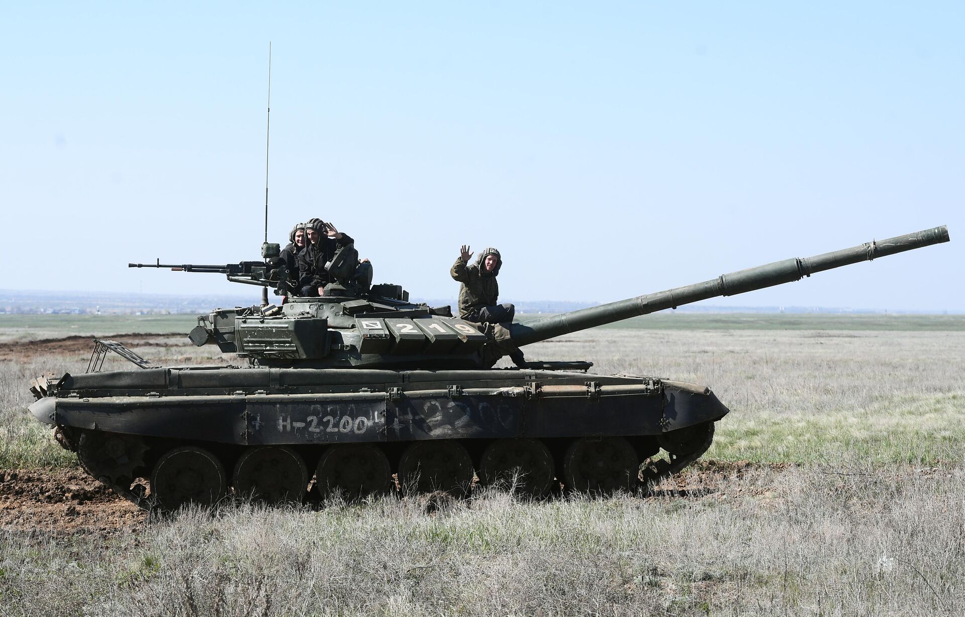 Экипаж танка Т-90 во время учений 8 общевойсковой армии в Волгоградской области Экипаж танка Т-90 во время учений 8 общевойсковой армии в Волгоградской области - РИА Новости, 1920, 09.09.2021