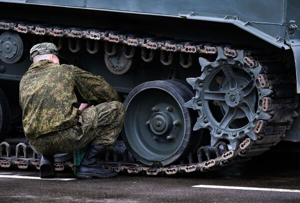 Подготовка военной техники, которую доставили в Москву с полигона Алабино, к участию в параде Победы на Красной площади 9 мая Подготовка военной техники, которую доставили в Москву с полигона Алабино, к участию в параде Победы на Красной площади 9 мая