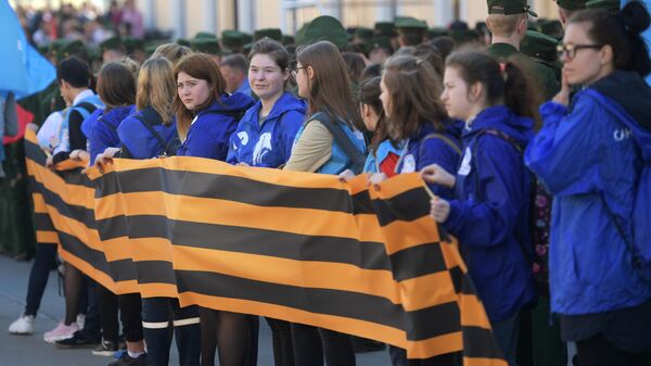 Волонтеры во время ежегодной акции Георгиевская ленточка в Санкт-Петербурге