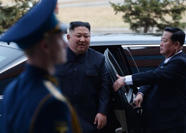 Председатель Госсовета КНДР Ким Чен Ын перед началом встречи с президентом РФ Владимиром Путиным. 25 апреля 2019