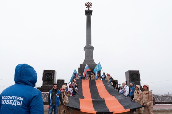 Волонтеры ежегодной акции Георгиевская ленточка возле стелы Город воинской славы в Петропавловске-Камчатском Волонтеры ежегодной акции Георгиевская ленточка возле стелы Город воинской славы в Петропавловске-Камчатском