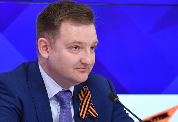 Руководитель Федерального агентства по делам молодежи Александр Бугаев на пресс-конференции, приуроченной к старту акции Георгиевская ленточка Руководитель Федерального агентства по делам молодежи Александр Бугаев на пресс-конференции, приуроченной к старту акции Георгиевская ленточка