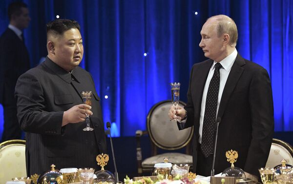 Президент РФ Владимир Путин на официальном приеме от имени президента РФ в честь председателя Госсовета КНДР Ким Чен Ына