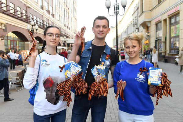 Волонтеры раздают георгиевские ленточки на Арбате в Москве в рамках ежегодной акции Георгиевская ленточка, посвященной 74-й годовщине Победы в Великой Отечественной войне Волонтеры раздают георгиевские ленточки на Арбате в Москве в рамках ежегодной акции Георгиевская ленточка, посвященной 74-й годовщине Победы в Великой Отечественной войне