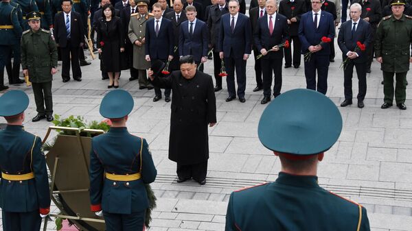 Лидер КНДР Ким Чен Ын на церемонии возложения цветов к мемориалу Подводная лодка С-56 во Владивостоке Лидер КНДР Ким Чен Ын на церемонии возложения цветов к мемориалу Подводная лодка С-56 во Владивостоке