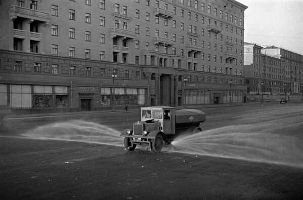 Работа уборочной техники ранним утром на улицах Москвы. 1938 год. Работа уборочной техники ранним утром на улицах Москвы. 1938 год.