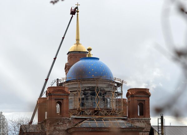 Установка креста на шпиль Успенского собора в Екатеринбурге Установка креста на шпиль Успенского собора в Екатеринбурге