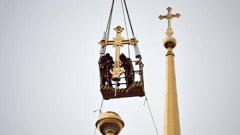 Установка крестов на купол Успенского собора в Екатеринбурге Установка крестов на купол Успенского собора в Екатеринбурге