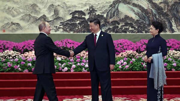 Президент РФ Владимир Путин и председатель Китайской народной республики (КНР) Си Цзиньпин с супругой Пэн Лиюань Президент РФ Владимир Путин и председатель Китайской народной республики (КНР) Си Цзиньпин с супругой Пэн Лиюань