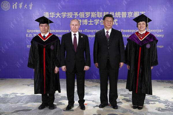 Президент РФ Владимир Путин и председатель Китайской народной республики (КНР) Си Цзиньпин (второй справ) на церемонии вручения диплома почетного доктора Университета Цинхуа в Пекине Президент РФ Владимир Путин и председатель Китайской народной республики (КНР) Си Цзиньпин (второй справ) на церемонии вручения диплома почетного доктора Университета Цинхуа в Пекине