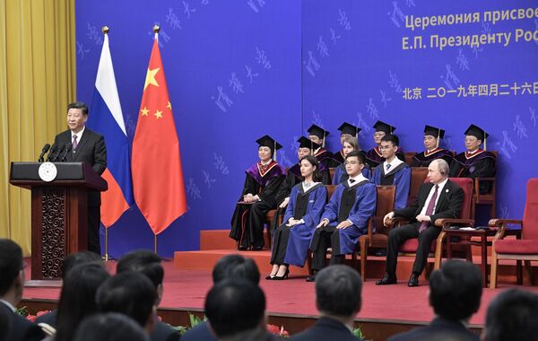 Президент РФ Владимир Путин и председатель Китайской народной республики (КНР) Си Цзиньпин на церемонии вручения диплома почетного доктора Университета Цинхуа в Пекине Президент РФ Владимир Путин и председатель Китайской народной республики (КНР) Си Цзиньпин на церемонии вручения диплома почетного доктора Университета Цинхуа в Пекине