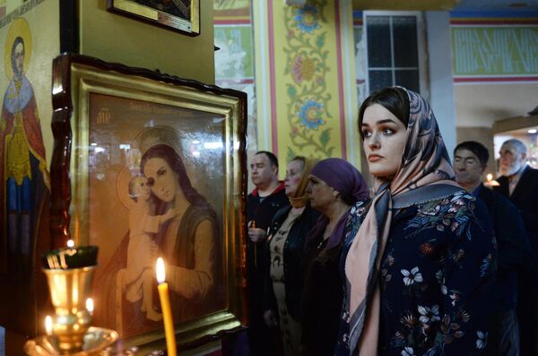 Верующие во время пасхальной службы в храме Михаила Архангела в Грозном Верующие во время пасхальной службы в храме Михаила Архангела в Грозном