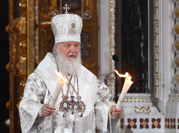 Патриарх Московский и всея Руси Кирилл с Благодатным огнем во время пасхального крестного хода у храма Христа Спасителя в Москве Патриарх Московский и всея Руси Кирилл с Благодатным огнем во время пасхального крестного хода у храма Христа Спасителя в Москве