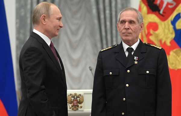 Владимир Путин и руководитель направления промвооружения и такелажа АО Южморрыбфлот Сергей Антонов на церемонии вручения медалей Герой Труда Российской Федерации. 29 апреля 2019 Владимир Путин и руководитель направления промвооружения и такелажа АО Южморрыбфлот Сергей Антонов на церемонии вручения медалей Герой Труда Российской Федерации. 29 апреля 2019