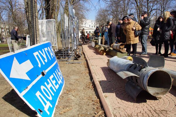 Посетители выставки свидетельств военной агрессии ВСУ в Луганске Посетители выставки свидетельств военной агрессии ВСУ в Луганске