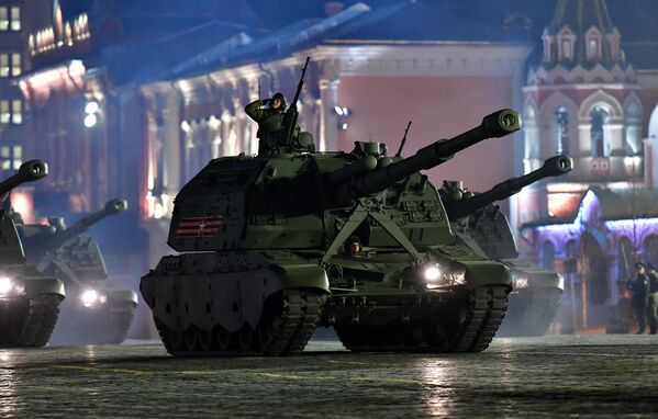 Самоходные артиллерийские установки (САУ) Мста-С на репетиции военного парада на Красной площади Самоходные артиллерийские установки (САУ) Мста-С на репетиции военного парада на Красной площади