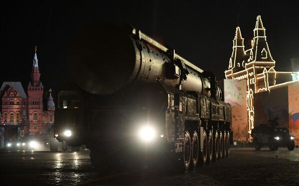 Автономная пусковая установка ПГРК Ярс на репетиции военного парада на Красной площади Автономная пусковая установка ПГРК Ярс на репетиции военного парада на Красной площади
