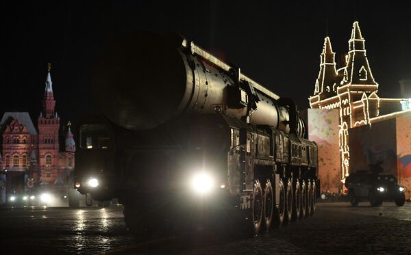 Автономная пусковая установка ПГРК Ярс на репетиции военного парада на Красной площади Автономная пусковая установка ПГРК Ярс на репетиции военного парада на Красной площади