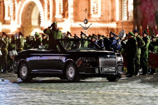 Кабриолет Aurus Senat на репетиции военного парада на Красной площади Кабриолет Aurus Senat на репетиции военного парада на Красной площади