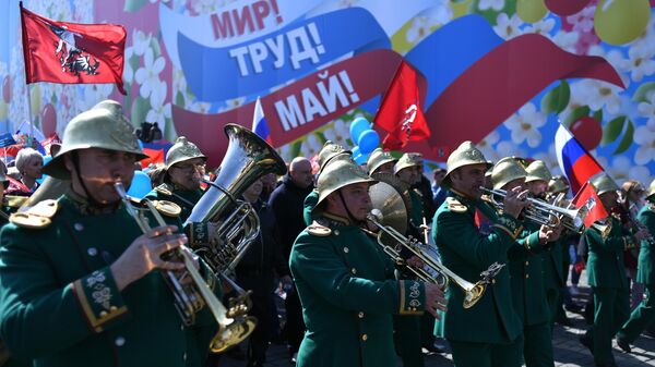 Участники первомайской демонстрации на Красной площади Участники первомайской демонстрации на Красной площади