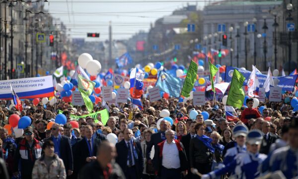 Участники первомайской демонстрации в День международной солидарности трудящихся в Санкт-Петербурге Участники первомайской демонстрации в День международной солидарности трудящихся в Санкт-Петербурге