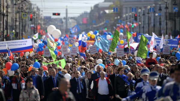 Участники первомайской демонстрации в День международной солидарности трудящихся в Санкт-Петербурге Участники первомайской демонстрации в День международной солидарности трудящихся в Санкт-Петербурге
