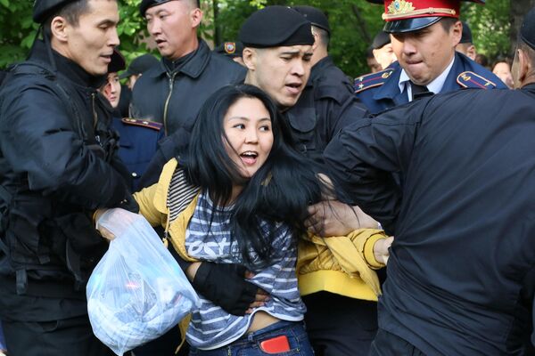 Полиция Казахстана задерживает протестующих простив авторитарно режима и досрочных президентских выборов во время оппозиционного митинга в Алма-Ате. 1 мая 2019 Полиция Казахстана задерживает протестующих простив авторитарно режима и досрочных президентских выборов во время оппозиционного митинга в Алма-Ате. 1 мая 2019