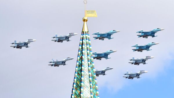 Самолеты Су-30СМ, Су-34 и Су-35С на репетиции воздушной части парада Победы в Москве