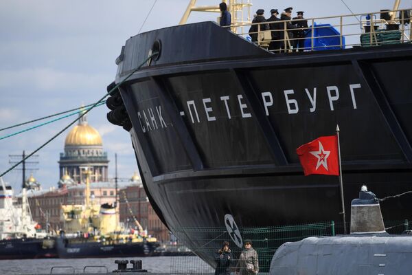 Ледокол Санкт-Петербург во время VI фестиваля ледоколов в Санкт-Петербурге Ледокол Санкт-Петербург во время VI фестиваля ледоколов в Санкт-Петербурге