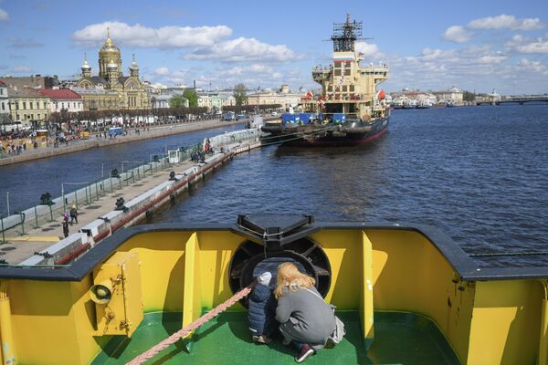 Посетители экскурсии на ледоколе Капитан Сорокин во время VI фестиваля ледоколов в Санкт-Петербурге Посетители экскурсии на ледоколе Капитан Сорокин во время VI фестиваля ледоколов в Санкт-Петербурге