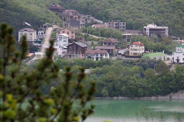 Село Абрау-Дюрсо на берегу озера Абрау в Краснодарском крае Село Абрау-Дюрсо на берегу озера Абрау в Краснодарском крае