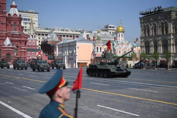 Танк Т-34-85 на генеральной репетиции военного парада на Красной площади, посвящённого 74-й годовщине Победы в Великой Отечественной войне Танк Т-34-85 на генеральной репетиции военного парада на Красной площади, посвящённого 74-й годовщине Победы в Великой Отечественной войне