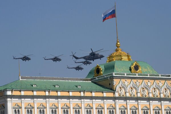 Тяжелый многоцелевой транспортный вертолёт Ми-26 и многоцелевые вертолёты Ми-8АМТШ на генеральной репетиции военного парада на Красной площади Тяжелый многоцелевой транспортный вертолёт Ми-26 и многоцелевые вертолёты Ми-8АМТШ на генеральной репетиции военного парада на Красной площади