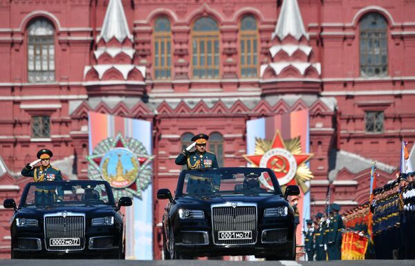 Министр обороны РФ Сергей Шойгу и главнокомандующий сухопутными войсками РФ генерал армии Олег Салюков на автомобилях Aurus Senat на генеральной репетиции военного парада на Красной площади Министр обороны РФ Сергей Шойгу и главнокомандующий сухопутными войсками РФ генерал армии Олег Салюков на автомобилях Aurus Senat на генеральной репетиции военного парада на Красной площади