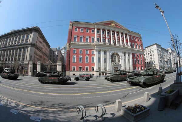 Танки Т-72Б3 перед началом генеральной репетиции военного парада на Красной площади