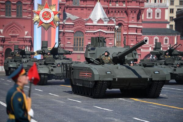 Танк Т-14 Армата и боевые машины поддержки танков (БМПТ) Терминатор на генеральной репетиции военного парада на Красной площади