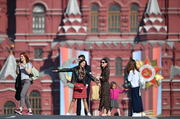 Зрители перед началом генеральной репетиции военного парада на Красной площади