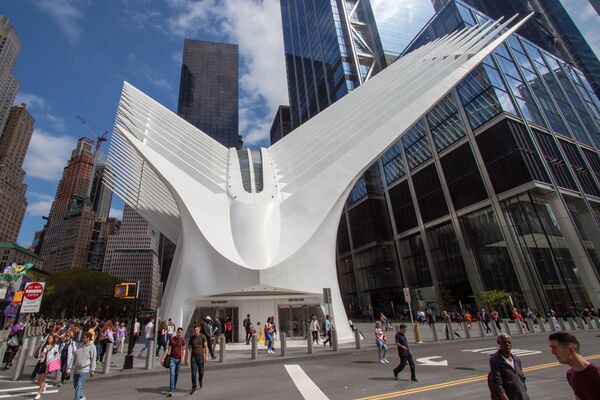 Футуристическая форма Oculus станции метро World Trade Centre (Всемирный торговый центр) в Нью-Йорке Футуристическая форма Oculus станции метро World Trade Centre (Всемирный торговый центр) в Нью-Йорке
