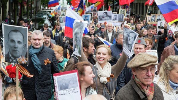 Участники акции Бессмертный полк на одной из улиц в Париже. 8 мая 2019 Участники акции Бессмертный полк на одной из улиц в Париже. 8 мая 2019