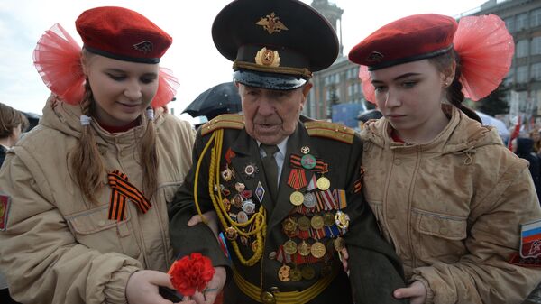 Ветеран Великой Отечественной войны и участники военно-патриотического общественного движения Юнармия во время акции Бессмертный полк в Екатеринбурге Ветеран Великой Отечественной войны и участники военно-патриотического общественного движения Юнармия во время акции Бессмертный полк в Екатеринбурге