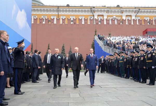 Президент России В. Путин, премьер-министр России Д. Медведев и председатель правящей партии Казахстана Нур Отан Нурсултан Назарбаев на военном параде в честь 74-й годовщины Победы в ВОВ Президент России В. Путин, премьер-министр России Д. Медведев и председатель правящей партии Казахстана Нур Отан Нурсултан Назарбаев на военном параде в честь 74-й годовщины Победы в ВОВ