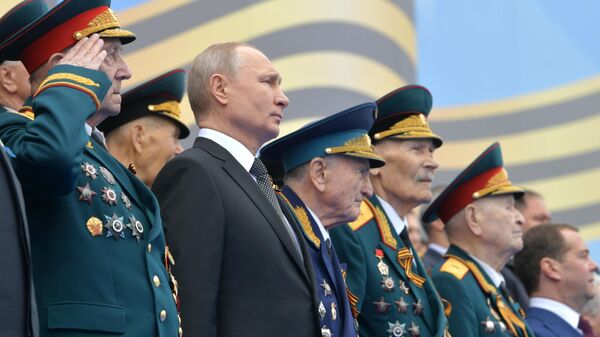 Президент РФ Владимир Путин выступает перед началом военного парада в ознаменование 74-й годовщины Победы в Великой Отечественной войне 1941–1945 годов на Красной площади в Москве