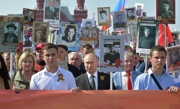 Президент РФ Владимир Путин с портретом своего отца-фронтовика Владимира Спиридоновича принимает участие в шествии патриотической акции Бессмертный полк в честь 74-й годовщины Победы в Великой Отечественной войне 1941-1945 годов Президент РФ Владимир Путин с портретом своего отца-фронтовика Владимира Спиридоновича принимает участие в шествии патриотической акции Бессмертный полк в честь 74-й годовщины Победы в Великой Отечественной войне 1941-1945 годов