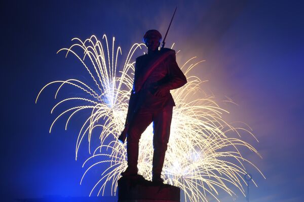 Праздничный салют в честь Дня Победы на Поклонной горе в Москве Праздничный салют в честь Дня Победы на Поклонной горе в Москве